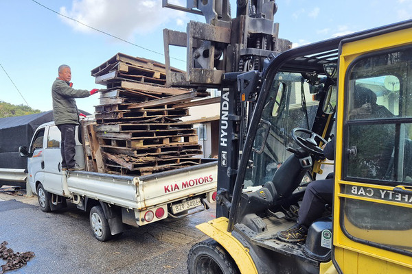 영흥면에서 깨끗한 마을환경 조성을 위해 폐 파레트를 수거하고있다/사진제공=옹진군