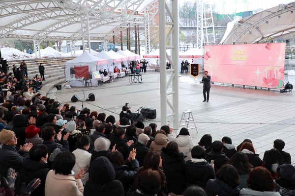 ‘손에 닿는 난로 같은 로맨틱 윈터 페스티벌’ 참석 .사진제공=용인시
