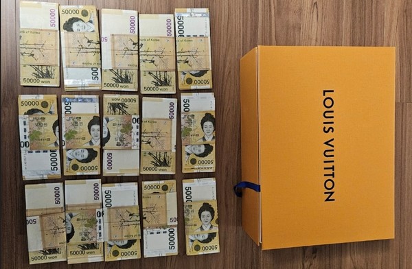 고액 상습체납자의 가택에서 현금다발 발견 /사진제공=용인시