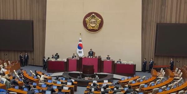 국회는 12월4일 오전 1시 본회의를 열고 재석 190명 전원 찬성으로 비상계엄 해제 요구 결의안을 가결시켰다. 국회의장실은 “이로 인해 계엄령은 무효가 됐다”고 밝혔다. /사진출처=우원식TV