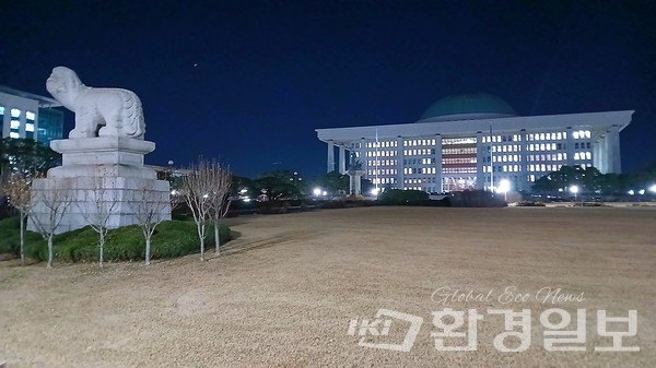 계엄령 이후 오전 6시께 삭막한 분위기를 풍기고 있는 국회 전경. 현재 국회 앞 도로는 교통이 통제되고 있으며, 국회 내에는 국회의원 및 국회 출입 기자 등 일부 관계자만 출입할 수 있다. /사진=김인성 기자