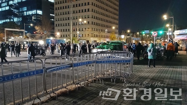 국회 앞 도로에는 시간이 지날수록 윤석열 탄핵을 외치는 시민들이 점점 더 많아지고 있다. /사진=김인성 기자