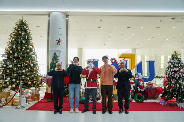 인천대 이룸관 컨버전스홀에서 크리스마스 트리 점등식 후 기념 촬영  /사진제공=인천대