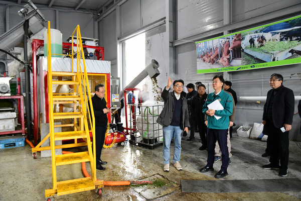 이민근 안산시장 농수산물도매시장 내 부산물을 사료로 자원화 하는 현장 점검 /사진제공=안산시