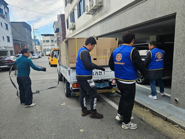아동용가구 지원 통한 주거환경 개선에 참여한 단체 회원들 /사진제공=구미시