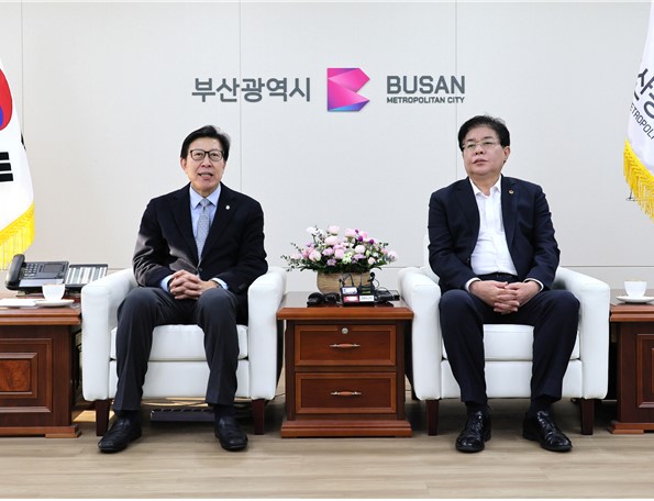 박형준 부산시장과 안성민 부산시의회 의장은 갑작스러운 비상계엄령 선포사태로 12월4일 긴급 회동을 했다. /사진제공=부산시 