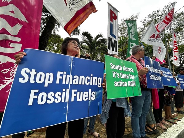 지난 3일 ‘부채와 개발에 관한 아시아인 운동’(APMDD)와 ‘아시아 에너지 네트워크’ 회원들이 필리핀 마닐라에서 한국의 OECD 협상 반대에 항의하는 시위를 벌이고 있다. /사진제공=기후솔루션