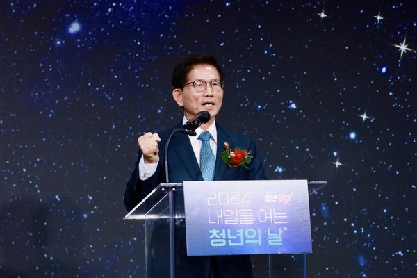‘내일을 여는 청년의 날’ 행사 축사를 하는 김문수 고용노동부 장관 /사진제공=고용노동부