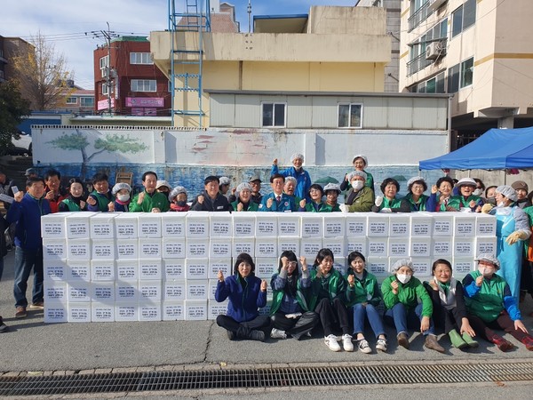 기장읍 새마을부녀회는 12월1~3일까지 '2024 사랑의 김장 나누기' 행사를 진행했다. /사진제공=기장군 