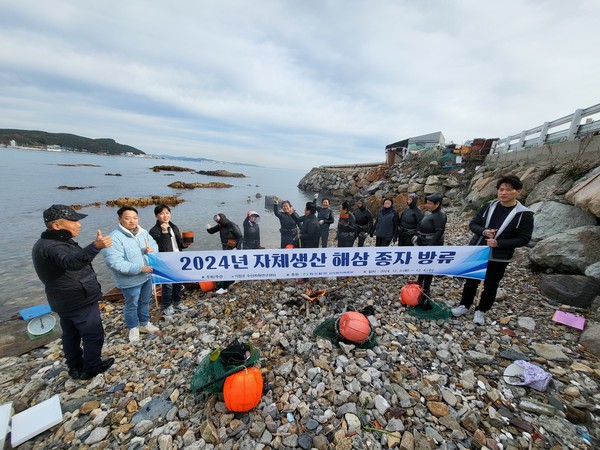 군은 12월3~4일 군 수산자원연구센터에서 자체 생산한 청해삼종자 6만 미를 방류했다. /사진제공=기장군 