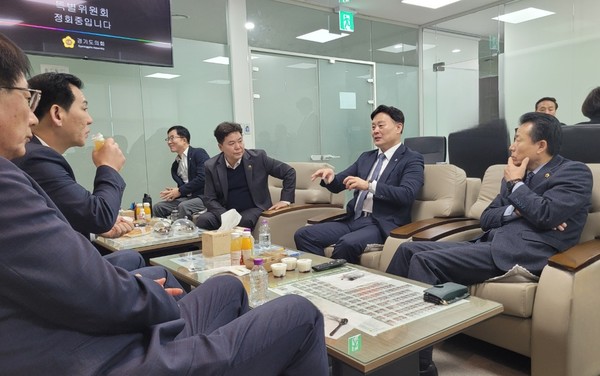 최종현 대표의원 예결위 격려 방문 /사진제공=경기도의회