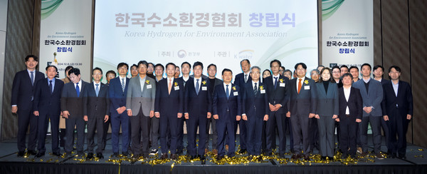 이병화 환경부차관이 6일 서울 종로구 소재 포시즌스호텔에서 열린 한국수소환경협회 창립식에 참석해 윤종수 위원장을 비롯한 참석자들과 함께 기념촬영을 하고 있다. /사진=환경부