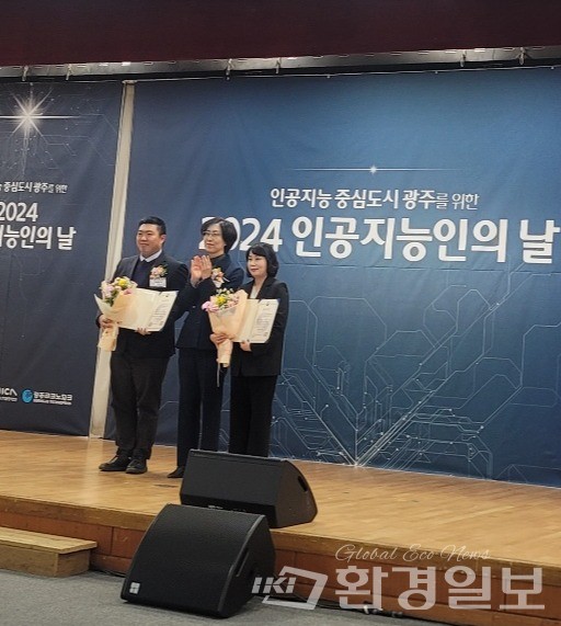 중기부 장관상을 받은 ㈜에스오에스랩 정지성 대표와 ㈜이노시뮬레이션 변덕수 상무 /사진=환경일보DB