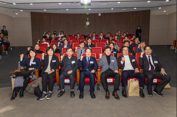 인천대  '2024 BTogether 바이오융합 ICC 지·산·학·연 심포지움' 개최후 기념 촬영을 하고있다/사진제공=인천대