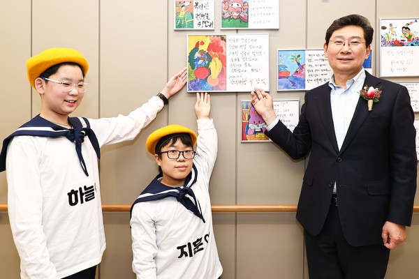 제18회 가족잔치 학생들의 그림 감상 /사진제공=용인시