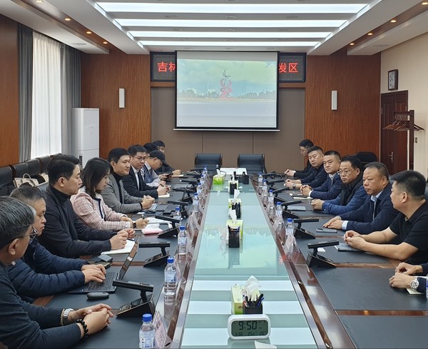 요원시 고신공업개발구 서기 이하 관계자들과 한중기업가협회 김정일 총재 이하 임원들 그리고 욱양그룹 총경리 , 길림성성화신소재 총경리 등은 2차전지 LIFP6 리튬염 관련, 이에따른 정보공유와 의견을 나누며 서로간의 협력 방안을 논의했다. /사진=환경일보DB