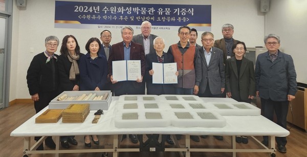 박물관에 소장 유물 전달 /사진제공=수원시