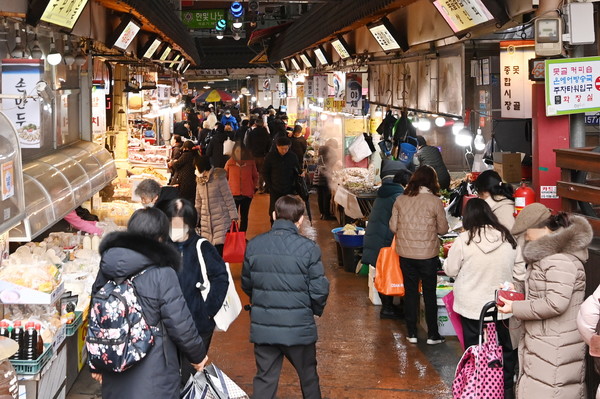 명절을 앞둔 수원시내 한 전통시장 /사진제공=수원시
