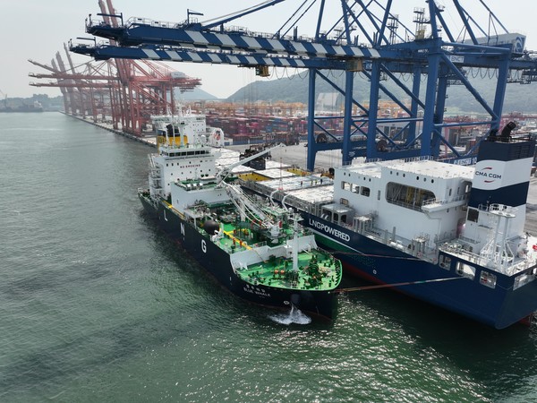 부산항 LNG벙커링 현장 /사진제공=해양수산부