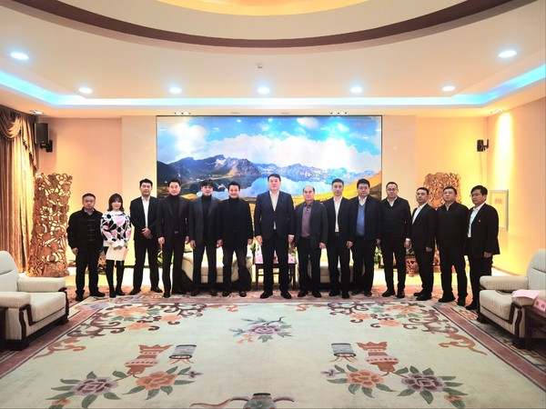 한중기업가협회와 장백산개발보호구 관리위원회 위원들이 장백산의 세계적 관광지로의 도약을 위한 논의를 마친 후 기념촬영을 하고 있다. /사진=환경일보DB