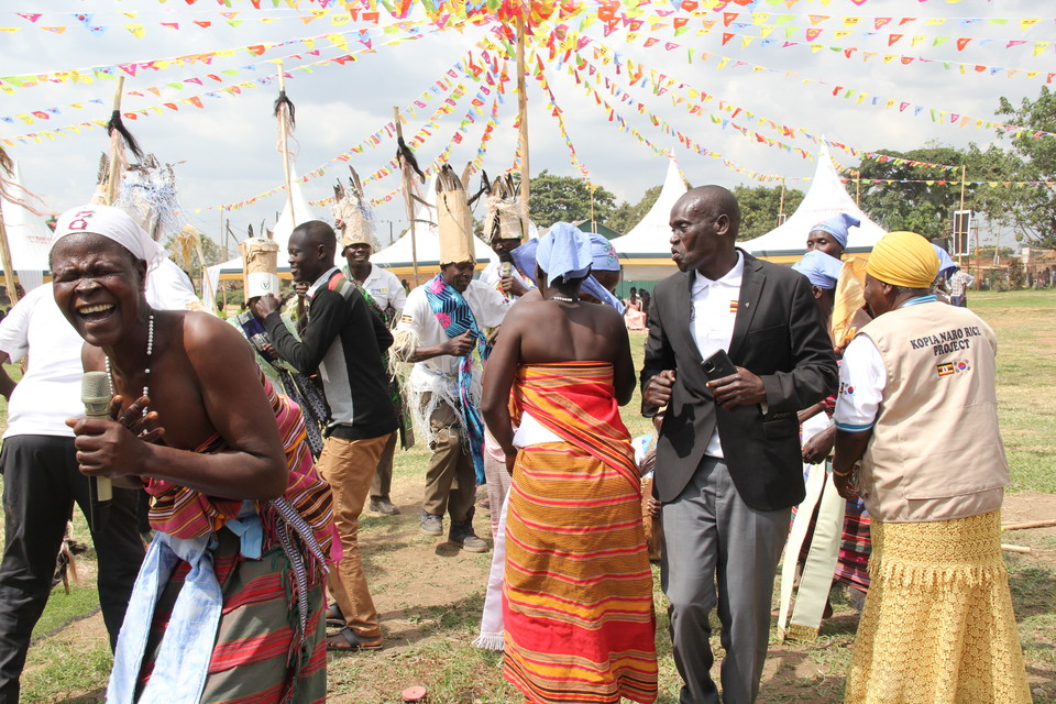 민속문화 행사에 참여한 현지인들 /사진제공=농촌진흥청