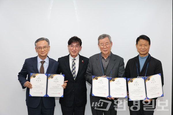 제8대 (사)한국환경기술사회 고문단 위촉식 수여식 기념사진. 사진은 왼쪽부터 정지현 명예회장, 홍순명 회장, 이종복 회장, 한기선 회장 /사진=박준영 기자