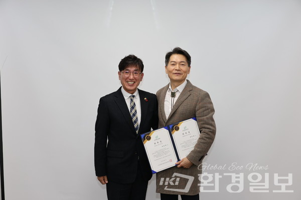 환경평가센터장으로 임명된 박민대 센터장(오른쪽)이 홍순명 회장과 기념촬영을 하고 있다. 박 센터장은 취임사에서 환경성 평가 제도의 미비점과 갈등 요인을 극복하기 위해 환경기술사들의 전문성 강화와 체계적 대안 마련의 필요성을 강조했다. /사진=박준영 기자