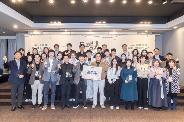 ‘SBA 동행人 함께 하는 날’ 우수 동행기업 수상자 및 참석자들이 기념촬영을 하고 있다. /사진제공=서울경제진흥원