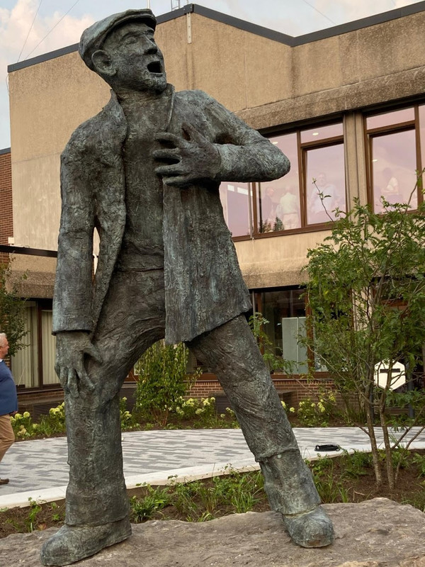 2024년 9월초 벨기에의 카펠레에 세워진 석면피해자 동상, 카펠레에는 유럽 최대의 석면공장 에터니트가 가동됐고 에릭 존키어의 가족 등 많은 환경성 석면피해자가 발생했다. /사진=환경보건시민센터