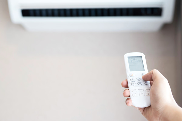 에어컨에는 이산화탄소보다 1000배 이상 더 강력한 악명 높은 온실가스, 수소불화탄소가 이용되는데, 이는 기후에 크나큰 위협이 되고 있다.