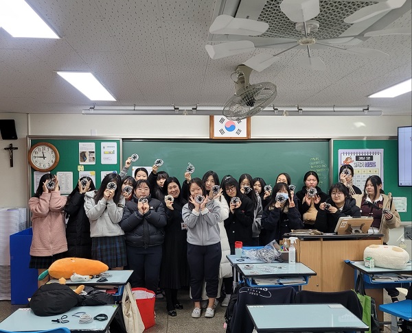 버려지는 양말목을 이용한 컵 받침대 만들기 수업 참여 학생들  /사진제공=경주시