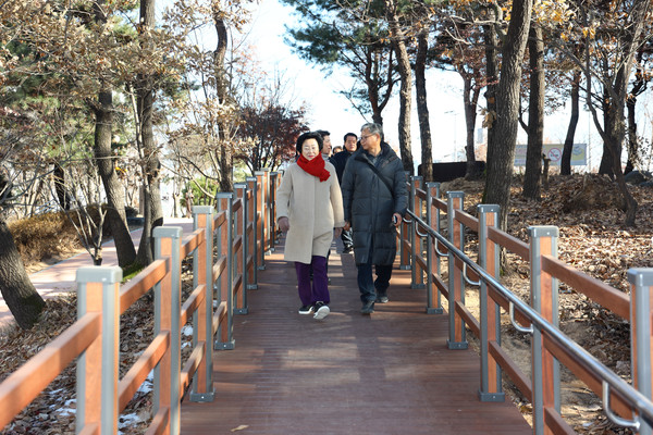  김경희 이천시장, 무장애나눔길 걷기 체험 진행  /사진제공=이천시
