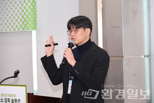 허규만 딜로이트 안진회계법인 파트너는 글로벌 지속가능성 공시 기준 준수의 중요성을 강조하며, 한국 기업들이 환경 영향을 포함한 투명한 정보 제공과 체계적인 위험 관리로 기후위기에 대응해야 한다고 주장했다. /사진=박준영 기자