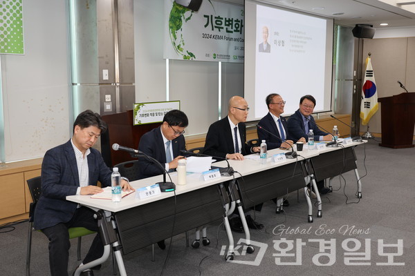 토론회에서는 글로벌 기후공시와 탄소중립 대응을 위해 산업계, 공공기관, 정부가 협력해 체계적 지원, 데이터 기반 플랫폼 구축, 규제와 조화된 혁신 전략이 필요하다는 논의가 이어졌다. /사진=박준영 기자
