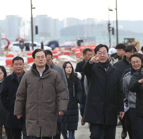 정명근 화성시장, 경부고속도로 상부연결도로 현장 점검  /사진제공=화성시