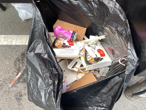 대학축제가 쓰레기로 몸살을 앓고 있다. /자료제공=녹색연합