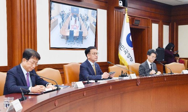 최상목 부총리 겸 기획재정부 장관이 12월 23일 오후 서울 종로구 정부서울청사에서 열린 '경제관계장관회의 겸 산업경쟁력강화 관계장관회의'를 주재, 모두발언을 하고 있다. /사진제공=기획재정부