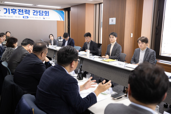 김완섭 환경부장관이 26일 서울 종로구 S타워에서 열린 ‘제1차 기후전략 간담회’에 참석하여 기후변화 관점의 물가 상승 요인과 전망에 대한 발표를 듣고 기후위기 대응을 위한 국가 기후전략 방향에 대해 논의하고 있다. /사진=환경부