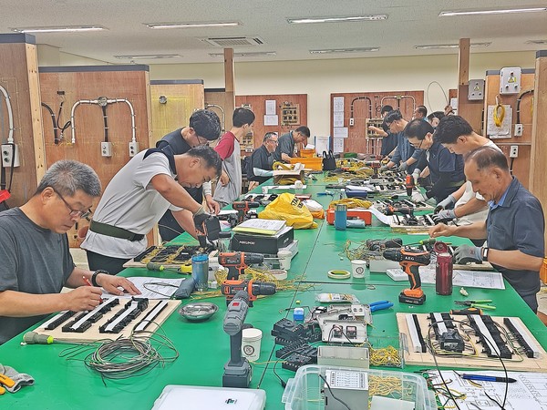 폴리텍대 항공캠퍼스 ‘전기설비제어’ 교육에 참가한 중장년들이 전기회로 구성 실습을 하고 있다. /사진제공=고용노동부