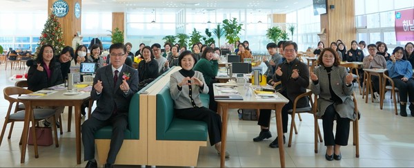 ‘하남지역 복지네트워크의 날’ 행사 참석자들이 기념촬영을 하고 있다. /사진제공=경기도의회