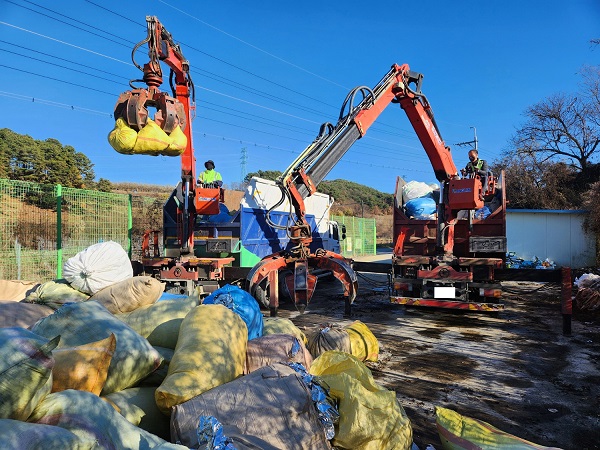 집게차를 이용한 영농폐기물 수거 현장 /사진제공=안동시