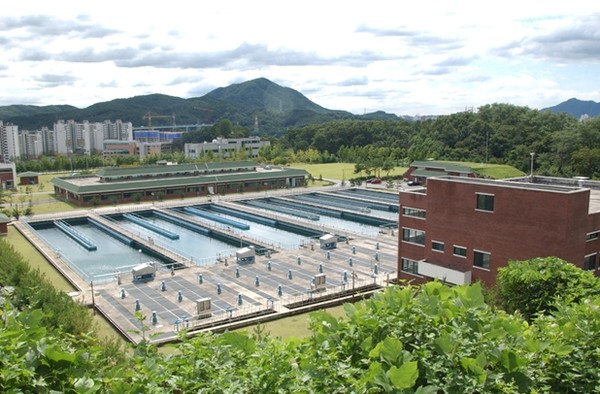 ‘수도법’에 따라 올해 1월부터 위생적이고 안전한 수돗물을 공급하는 광역, 지방 정수장을 위생안전 정수장으로 인증하고 주기적으로 갱신토록 하는 정수장 위생안전 인증제도가 시행된다. /청계통합정수장 전경, 사진제공=안양시
