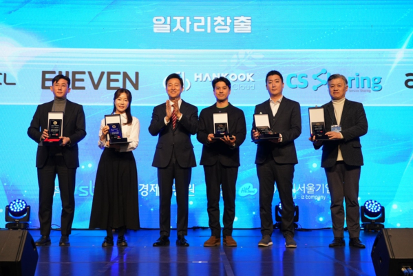 하이서울기업 페스티벌에서 5개사가 일자리창출 우수기업 표창을 받고 있다. 사진은 왼쪽부터 백창준 일레븐코퍼레이션 대표, 손주희 텐씨엘 대표, 오세훈 서울시장, 박태형 에이트테크 대표, 안태현 한국클라우드 전무, 김흥식 씨에스쉐어링 전무 /사진제공=서울경제진흥원