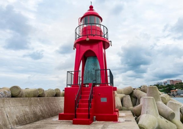 척사항북방파제등대는 2015년 최초 설치되었으며, 방파제가 연장된 후 2018년에 ‘성덕대왕신종(일명 에밀레종)’ 종각 모형으로 다시 설치됐다. /사진=해양수산부