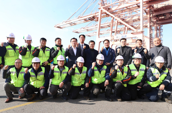 정장선 평택시장 새해 첫 평택항 수출 현장 방문 /사진제공=평택시