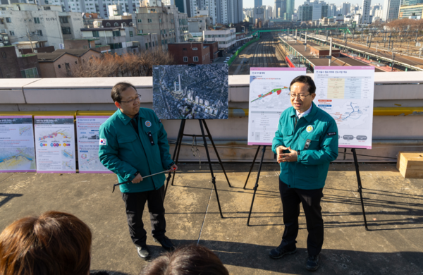 영등포역 역사 옥상에서 ‘경부선 철도 지하화’ 사업을 설명하는 최호권 구청장 /사진제공=영등포구