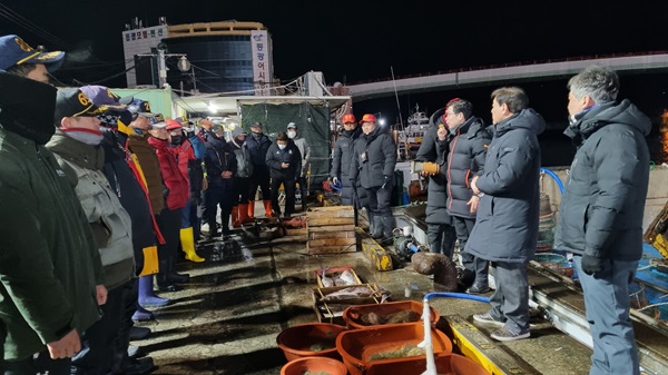 동절기 ‘안전 조업’ 현장 점검에 나선 영덕군수 일행과 어업인들 /사진제공=영덕군