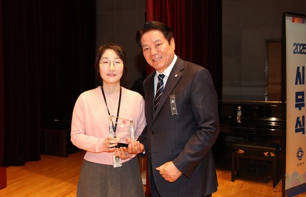 지방행정의 달인 수상 (왼쪽부터 안양시 권구현 주무관과 최대호 안양시장) /사진제공=안양시