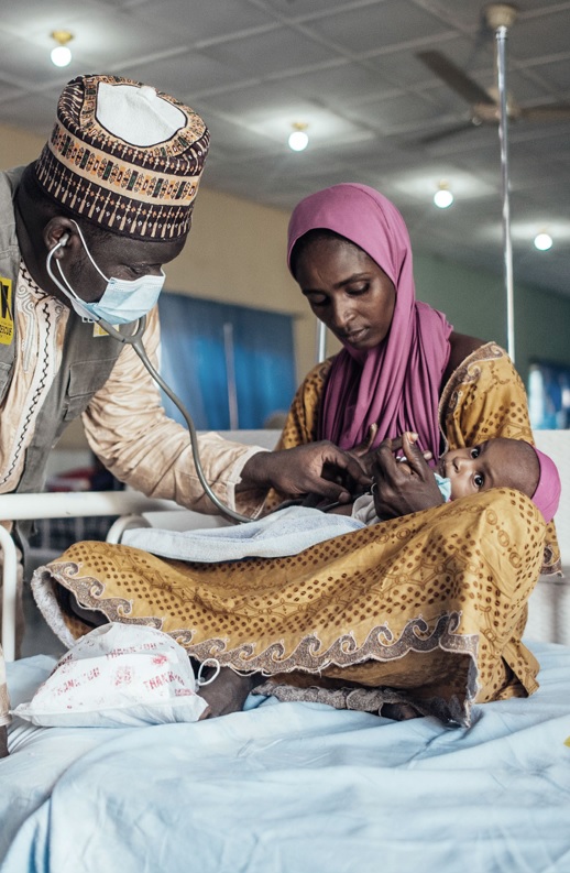 모하메드 이사 고니 박사는 나이지리아 보르노 주 마샤마리의 국제구조위원회 안정화 센터에서 어린 환자를 돌보며 지역 사회 어린이들의 심각한 급성 영양실조를 줄이는 데 집중하고 있다고 밝혔다. /자료제공=국제구조위원회