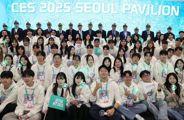 CES 2025에 전시된 서울통합관 관계자들이 기념촬영을 하고 있다. /사진제공=서울경제진흥원